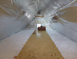 Zateplení stropu staršího rodinného domu pomocí foukané izolace